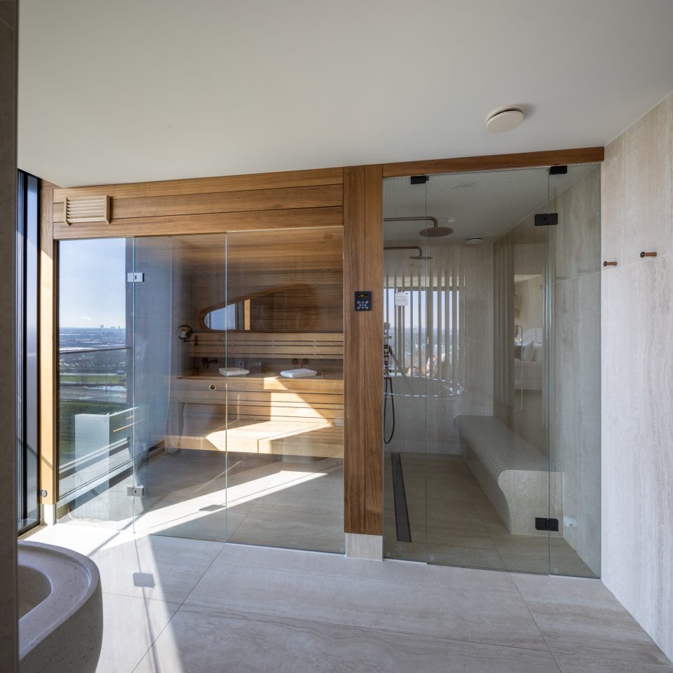 Sauna wand met deur en 2 zijlichten (totale wand van 2000 mm breed)