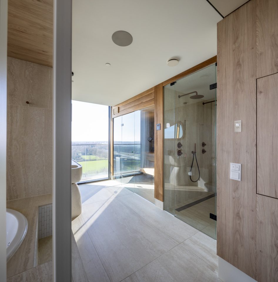 Sauna wand met deur en 1 zijlicht (totale wand van 1400 mm breed)