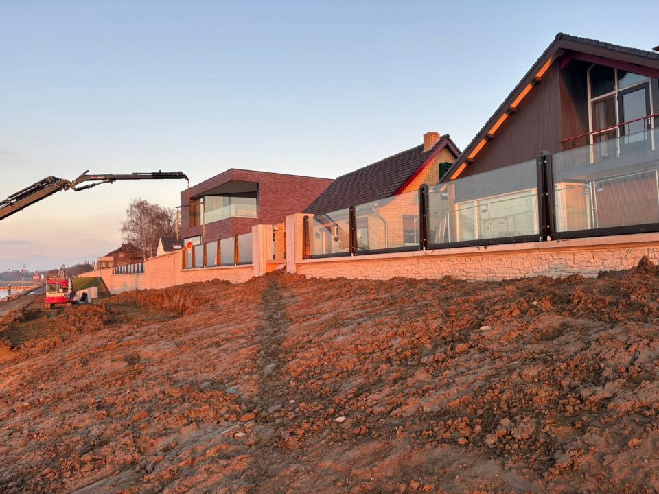 Glazen waterkering aan het water geplaatst door Glasdesign