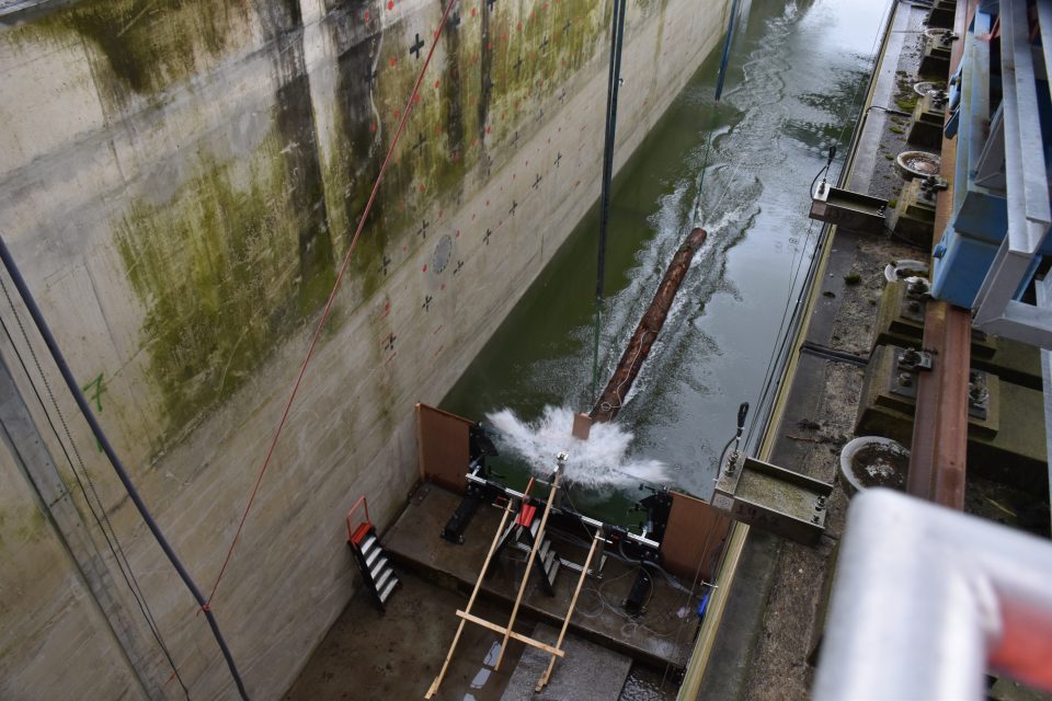Glazen waterkering proef - getest met een boomstam door Glasdesign en Deltares